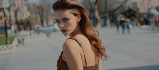 Szene aus dem Clip "Feel" von Mahmut Orhan Szene aus dem Clip "Feel" von Mahmut Orhan