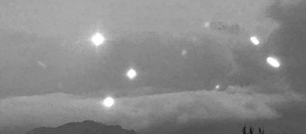 Vários objetos luminosos foram detectados por câmera pública Vários objetos luminosos foram detectados por câmera pública