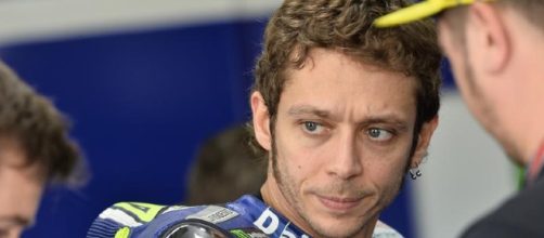 Valentino Rossi deluso dopo l'uscita di scena.