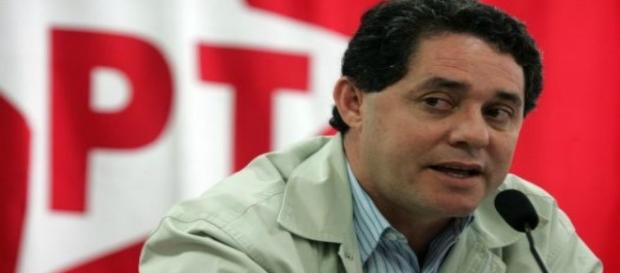Ex-tesoureiro se entrega à Justiça na Operação Custo Brasil Ex-tesoureiro se entrega à Justiça na Operação Custo Brasil