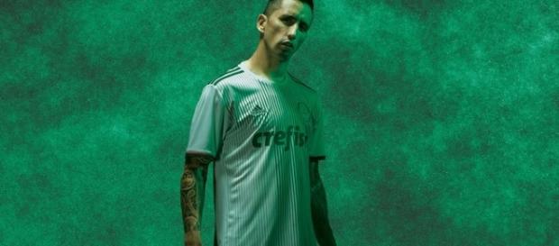 Lucas Barrios posa para a nova camisa do Palmeiras Lucas Barrios posa para a nova camisa do Palmeiras