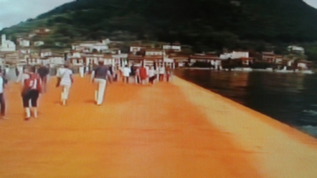 Visitatori sulla passerella di Christo realizzata sulle acque del lago d'Iseo
