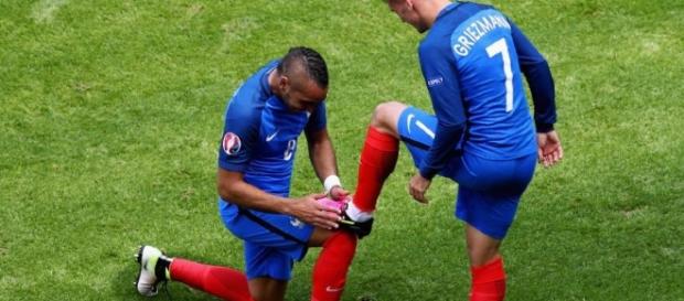 Griezmann e Payet comemoram o gol da classificação da França Griezmann e Payet comemoram o gol da classificação da França
