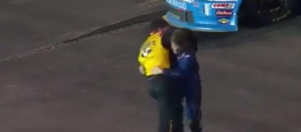 Pilotos brigam após acidente na Nascar (Foto: Reprodução/TV) Pilotos brigam após acidente na Nascar (Foto: Reprodução/TV)