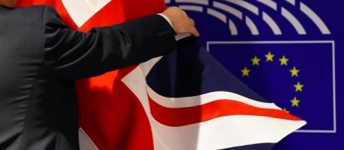 Brexit il giorno dopo: raccolta firme per un secondo referendum, ma molte sono false.