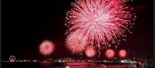 Fuochi d'artificio durante il capodanno dell'estate sulla riviera romagnola.