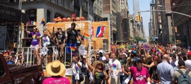 Desfile del Orgullo Gay de Nueva York este fin de semana con gente de la NBA en alguna de las carrozas. Desfile del Orgullo Gay de Nueva York este fin de semana con gente de la NBA en alguna de las carrozas.