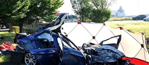 Destruição do automóvel revela a violência o acidente Destruição do automóvel revela a violência o acidente