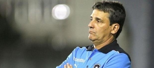 Ex-técnico do Botafogo, Hungaro, aciona a justiça contra o clube Ex-técnico do Botafogo, Hungaro, aciona a justiça contra o clube