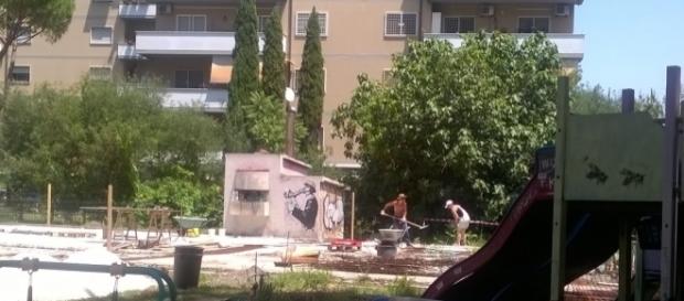 O româncă sparge cu picamerul pe şantier O româncă sparge cu picamerul pe şantier