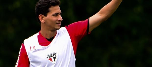 Paulo Henrique Ganso desfalcou o São Paulo no clássico contra o Santos devido a uma lesão Paulo Henrique Ganso desfalcou o São Paulo no clássico contra o Santos devido a uma lesão