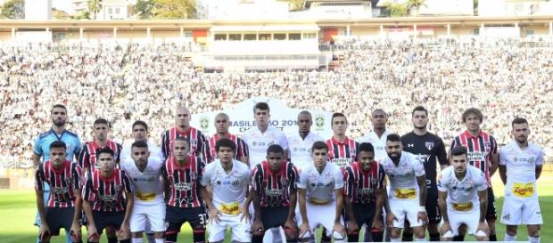 São Paulo e Santos foram para o Pacaembu no mesmo ônibus antes da partida deste domingo São Paulo e Santos foram para o Pacaembu no mesmo ônibus antes da partida deste domingo