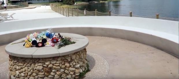 Um memorial em homenagem ao pequeno Lane Grave foi improvisado dentro do hotel da Disney, em Orlando Um memorial em homenagem ao pequeno Lane Grave foi improvisado dentro do hotel da Disney, em Orlando