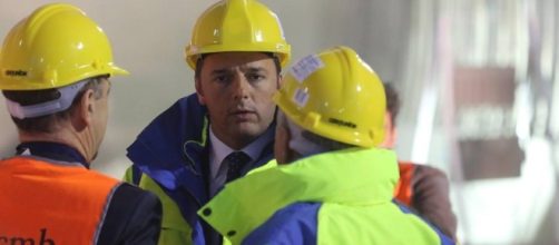 Il Premier Matteo Renzi in visita ad un cantiere.