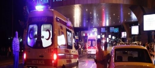 Immagini dell'attentato presso l'aeroporto di Istanbul