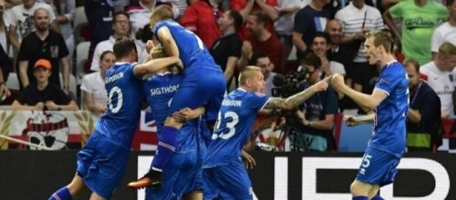 La gioia dei giocatori islandesi dopo la storica vittoria sull'Inghilterra