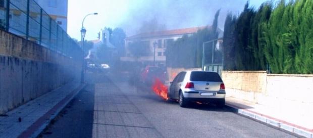 Coche ardiendo - Foto Twitter Policía Local Coche ardiendo - Foto Twitter Policía Local