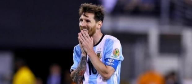 Lionel Messi ficou inconsolável após a derrota na final da Copa América Centenário Lionel Messi ficou inconsolável após a derrota na final da Copa América Centenário