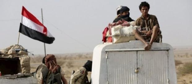 Los soldados de Yemen intentando ganar territorio Los soldados de Yemen intentando ganar territorio