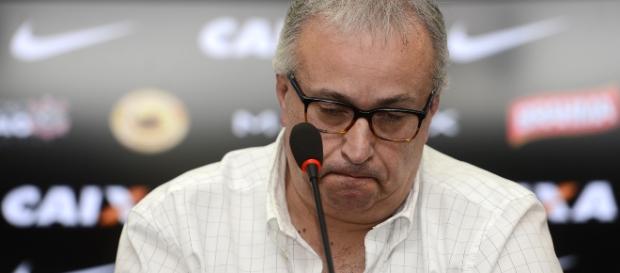 O presidente Roberto de Andrade avalia o atacante Getterson O presidente Roberto de Andrade avalia o atacante Getterson
