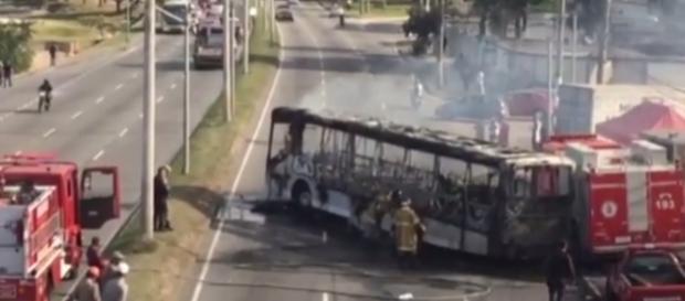 Pessoas armadas com fuzis foram as responsáveis pelo vandalismo Pessoas armadas com fuzis foram as responsáveis pelo vandalismo