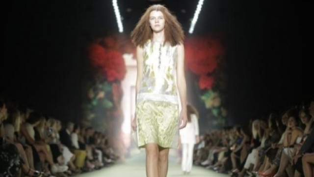 una modella indossa in passerella una creazione di Michael Cain.