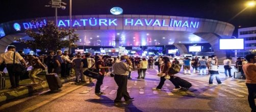 Il caos davanti all'aeroporto Ataturk di Istanbul