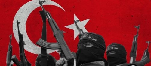 Soldati dell'Isis sullo sfondo della bandiera turca.
