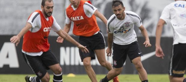 Agora feliz, Romero vai ficar no Corinthians. Agora feliz, Romero vai ficar no Corinthians.