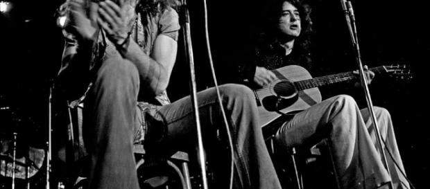 Robert Plant e Jimmy Page, ambos membros da banda Led Zeppelin Robert Plant e Jimmy Page, ambos membros da banda Led Zeppelin