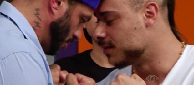 Entre provocações e insultos, os fortões, Léo Stronda e Kleber bambam, quase saem no ‘pau’ durante o programa de TV Entre provocações e insultos, os fortões, Léo Stronda e Kleber bambam, quase saem no ‘pau’ durante o programa de TV
