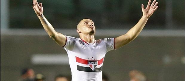 São Paulo vence o Fluminense no Morumbi. São Paulo vence o Fluminense no Morumbi.