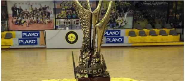 É essa a taça do campeão de handebol É essa a taça do campeão de handebol