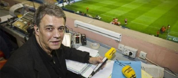 Joaquim Maria Puyal durante una retransmisión desde el Nou Camp. Joaquim Maria Puyal durante una retransmisión desde el Nou Camp.