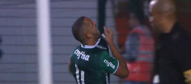 Thiago Santos comemora ao marcar o quarto gol do Palmeiras contra o Grêmio Thiago Santos comemora ao marcar o quarto gol do Palmeiras contra o Grêmio
