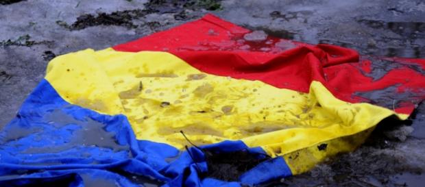 Tricolorul românesc trebuie ridicat din nămolul nepăsării Tricolorul românesc trebuie ridicat din nămolul nepăsării