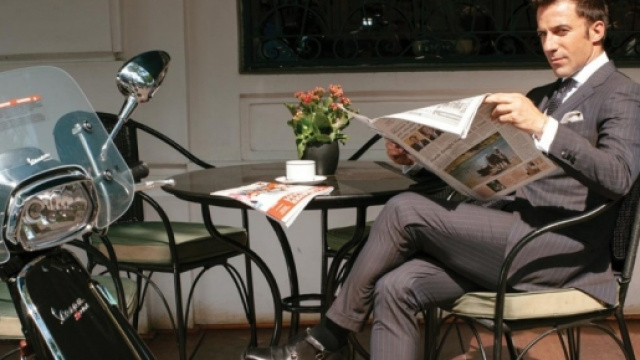 Alessandro Del Piero con un modello di Vespa