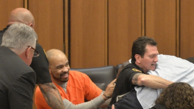 Serial killer ride durante processo