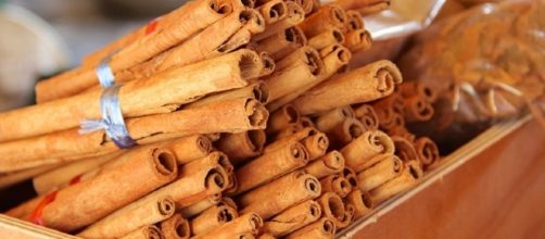 Bundles of aromatic cinnamon sticks / Photo via Pixabay