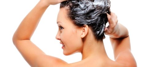 Cómo hacer un baño de crema casero y natural para cuidar el cabello - comohacerpara.com