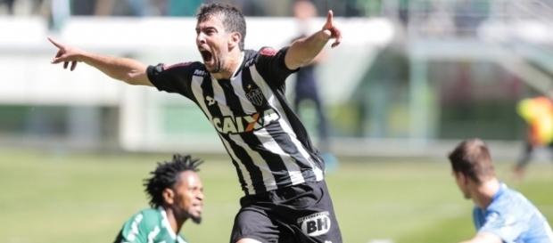 Leandro Donizete comemora gol diante do Palmeiras Leandro Donizete comemora gol diante do Palmeiras
