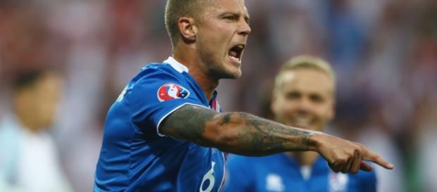 Ragnar Sigurdsson marcou um dos gols da vitória sobre a Inglaterra Ragnar Sigurdsson marcou um dos gols da vitória sobre a Inglaterra