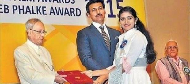 'Sairat' actress recieves award (Twitter) 'Sairat' actress recieves award (Twitter)