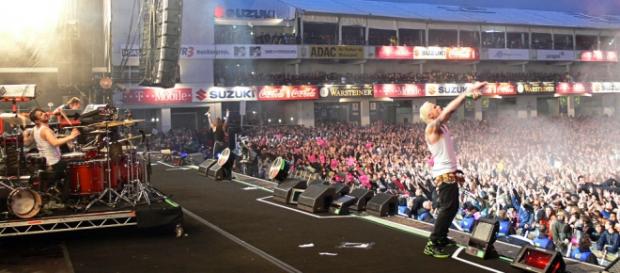 Rock am Ring: fulmine colpisce più di 50 persone. Rock am Ring: fulmine colpisce più di 50 persone.