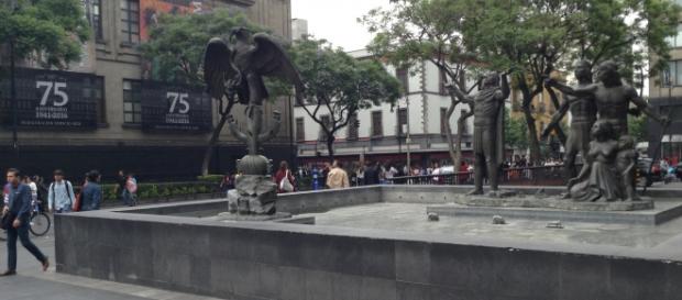 SPJ edificio sede y la estatua que señala el lugar donde la serpiente devoraba un águila SPJ edificio sede y la estatua que señala el lugar donde la serpiente devoraba un águila