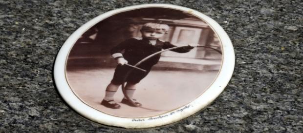Tombe ancienne d'un très jeune enfant Tombe ancienne d'un très jeune enfant