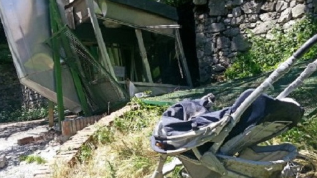 Pegli, Genova: immagine dell'ascensore dopo il crollo e del passeggino della piccola di 3 anni che si trovava all'interno.