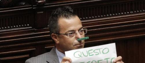 Foto di Gianluca Buonanno durante una seduta in parlamento
