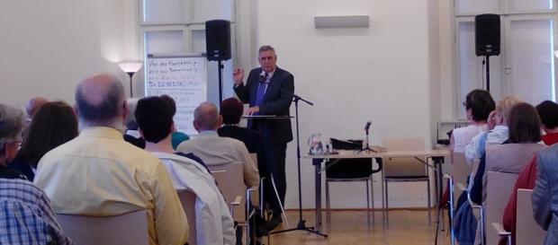 Interessant, humorvoll und „ohne praktische Übungen“ referierte Prof. Essmann zum Thema „Kirche und Sexualität“ vor rund 100 Gästen. (Foto: JK) Interessant, humorvoll und „ohne praktische Übungen“ referierte Prof. Essmann zum Thema „Kirche und Sexualität“ vor rund 100 Gästen. (Foto: JK)