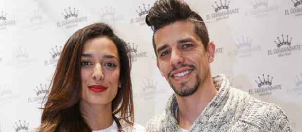 O casal namora já há vários anos. O casal namora já há vários anos.